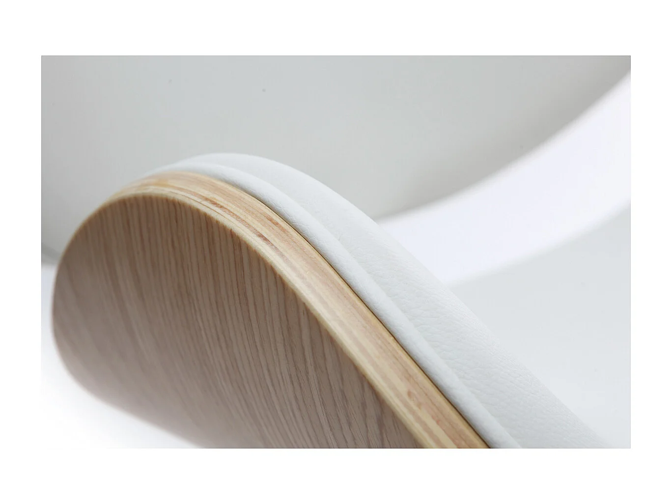 Chaise de bureau à roulettes design blanc, bois clair et acier chromé WALNUT