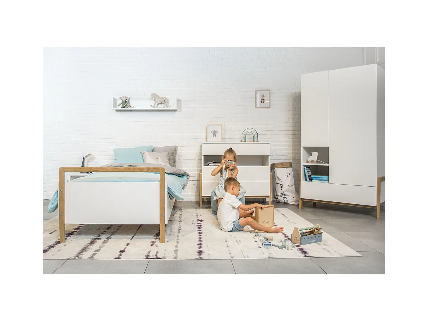 Bureau scandinave blanche et pieds en bois de chêne Vanka