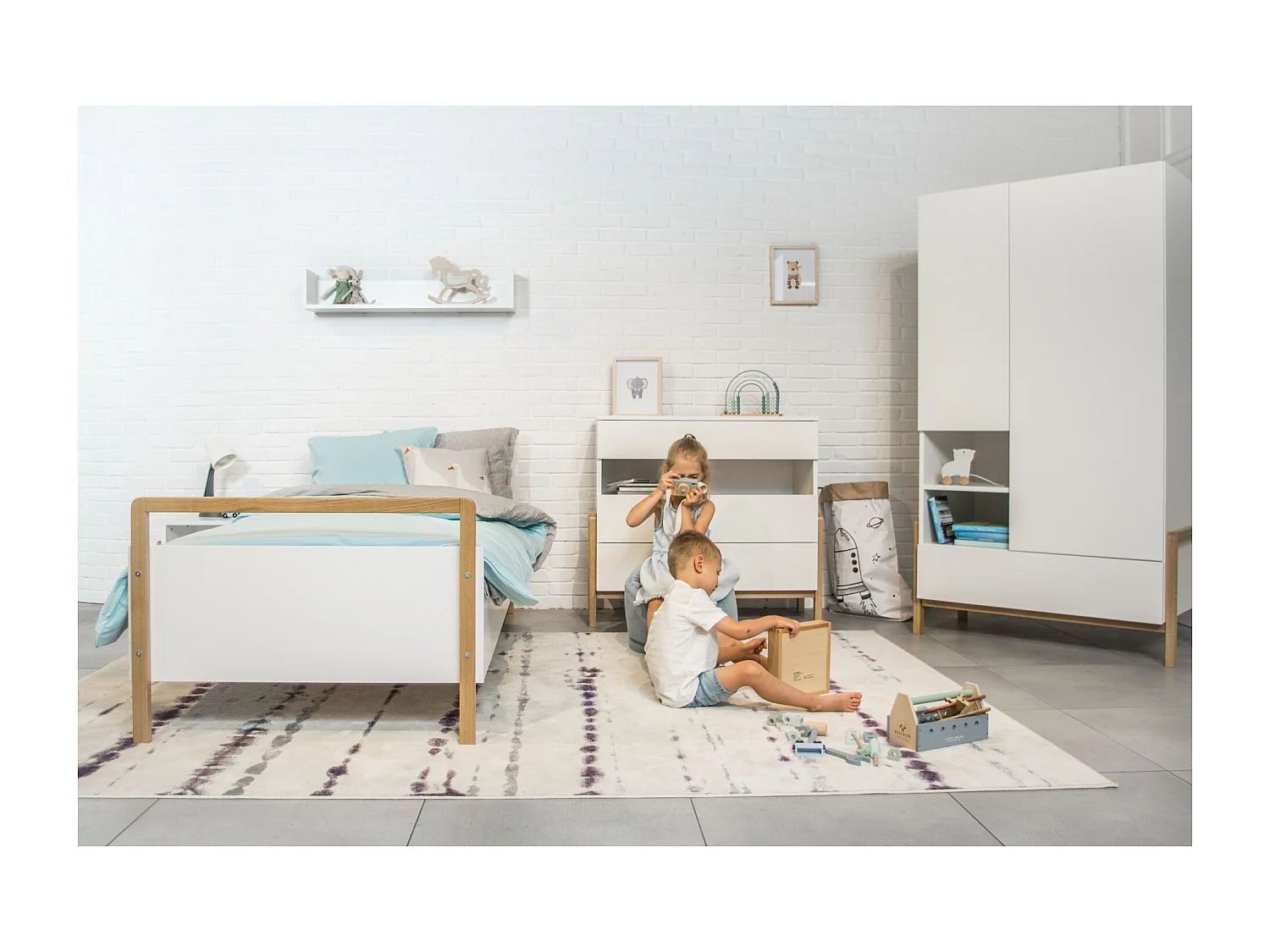 Bureau scandinave blanche et pieds en bois de chêne Vanka