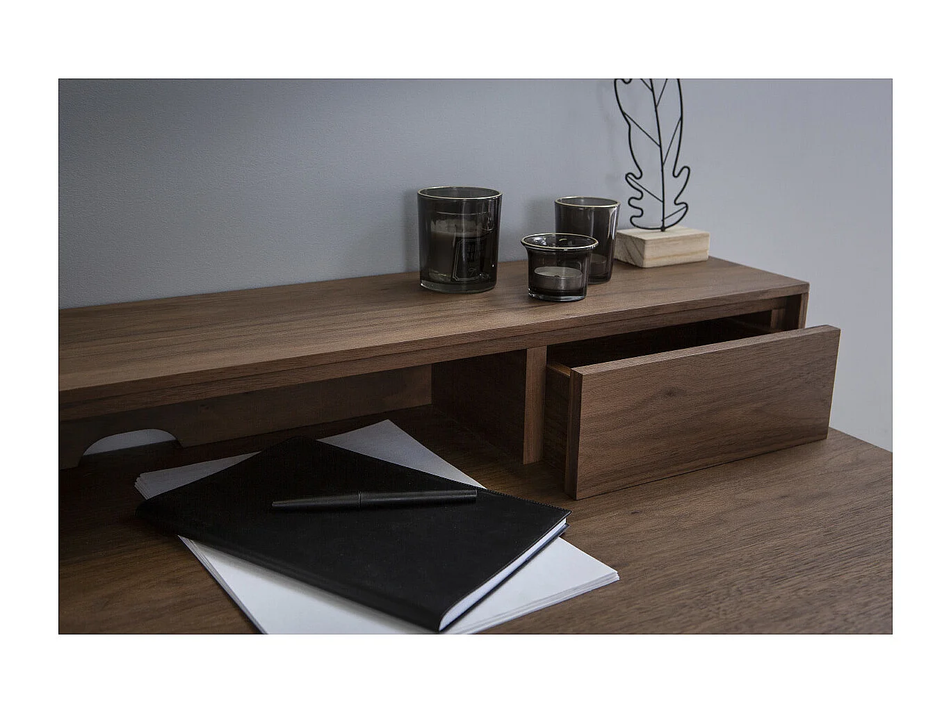 Design-Schreibtisch mit Fächern aus Nussbaumholz SEKRET