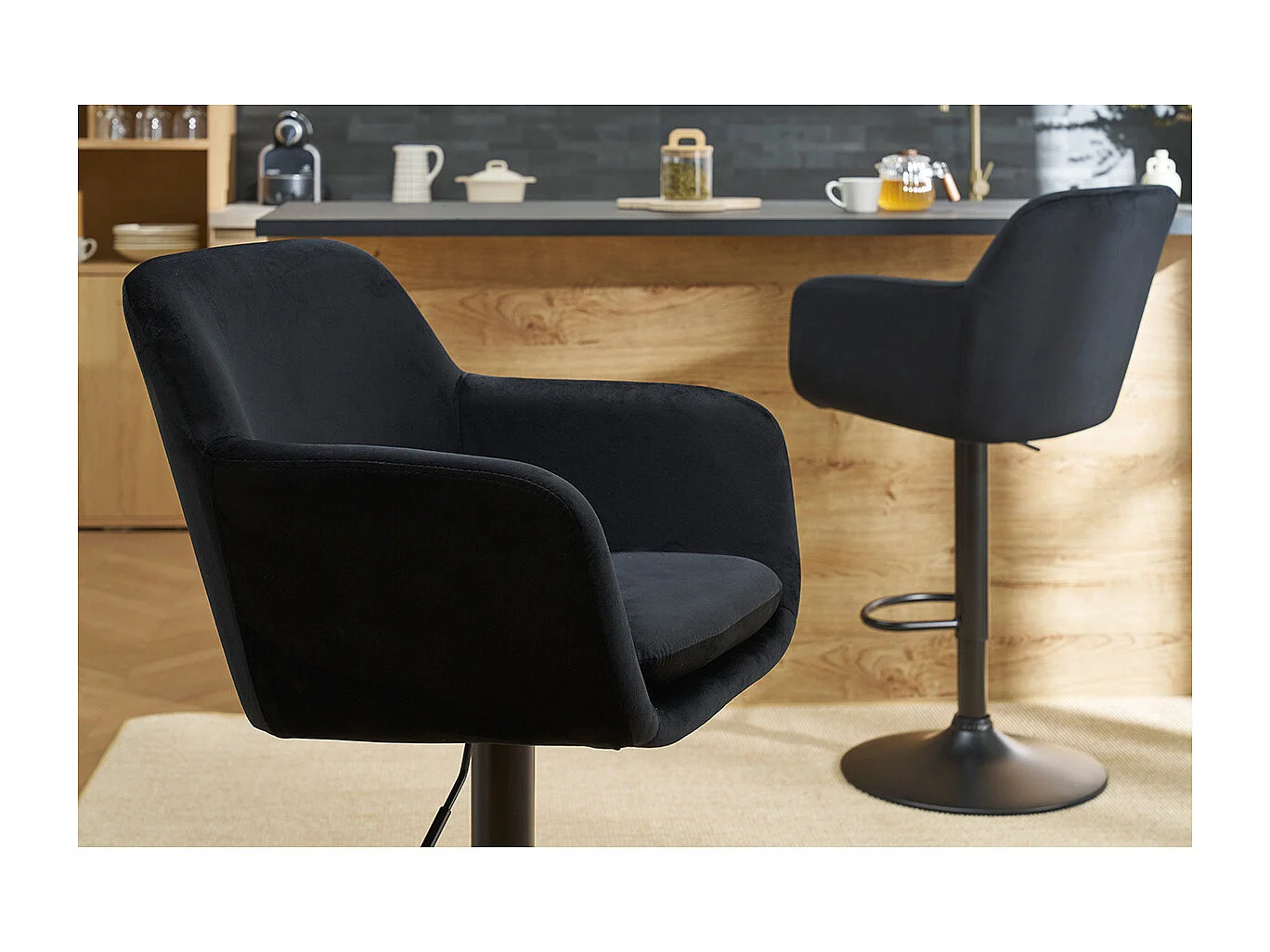 Sgabelli da bar regolabili in velluto nero e metallo nero (set di 2) AMIKA