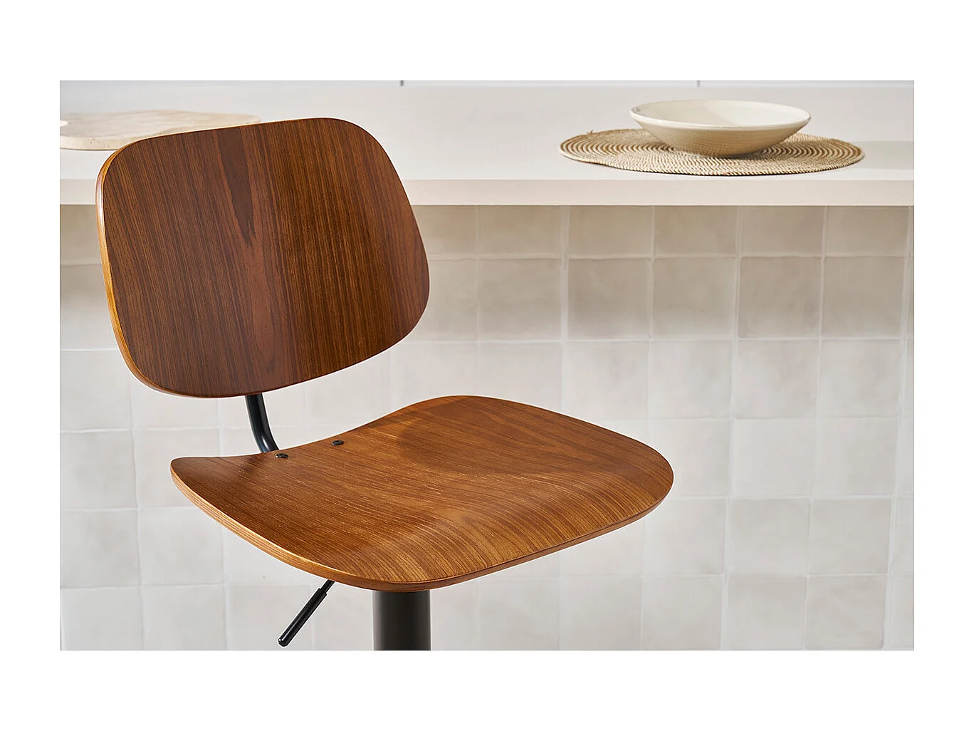 Tabouret de bar relevable noyer et métal noir TOBIAS