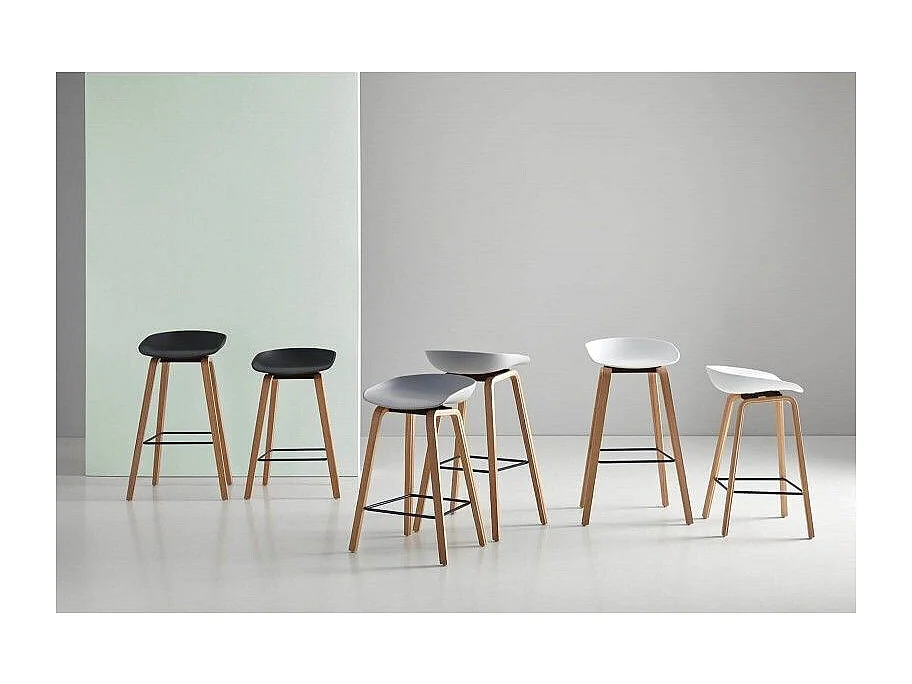 Tabouret nordique en bois de hêtre et assise noir Korane 66cm