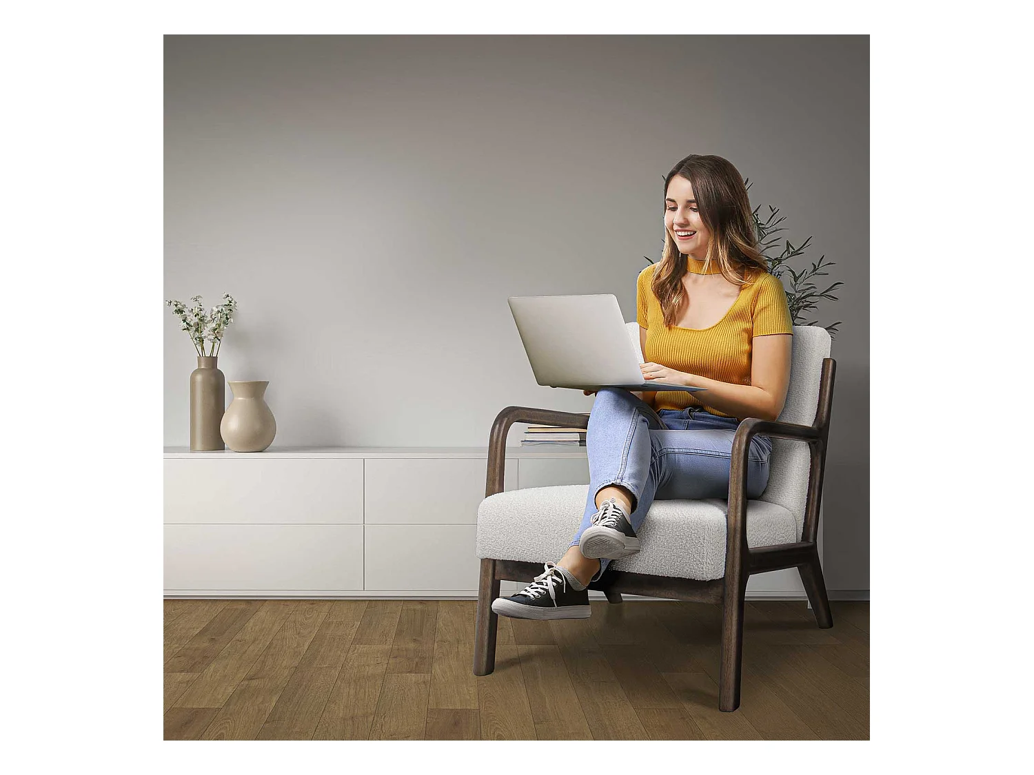 Borgia - Sillón de madera maciza de Parawood y tela bouclè antimanchas