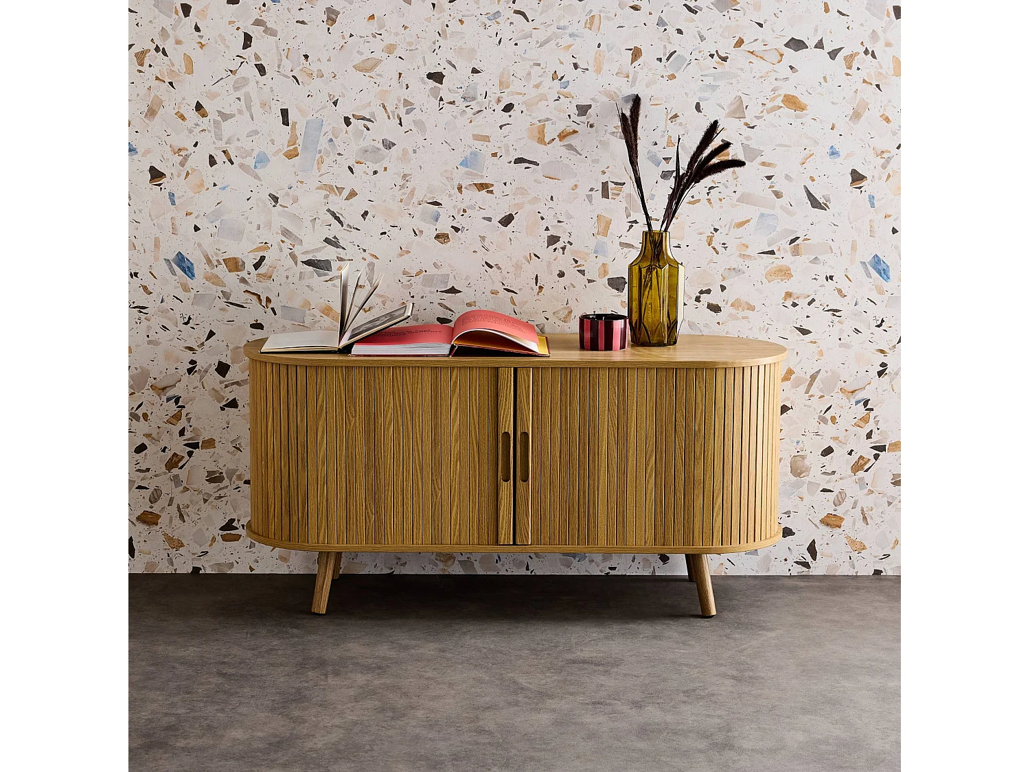 Meuble TV scandinave 2 portes coulissantes. 4 compartiments. décor bois rainuré naturel. L120 x 40 x 57 cm