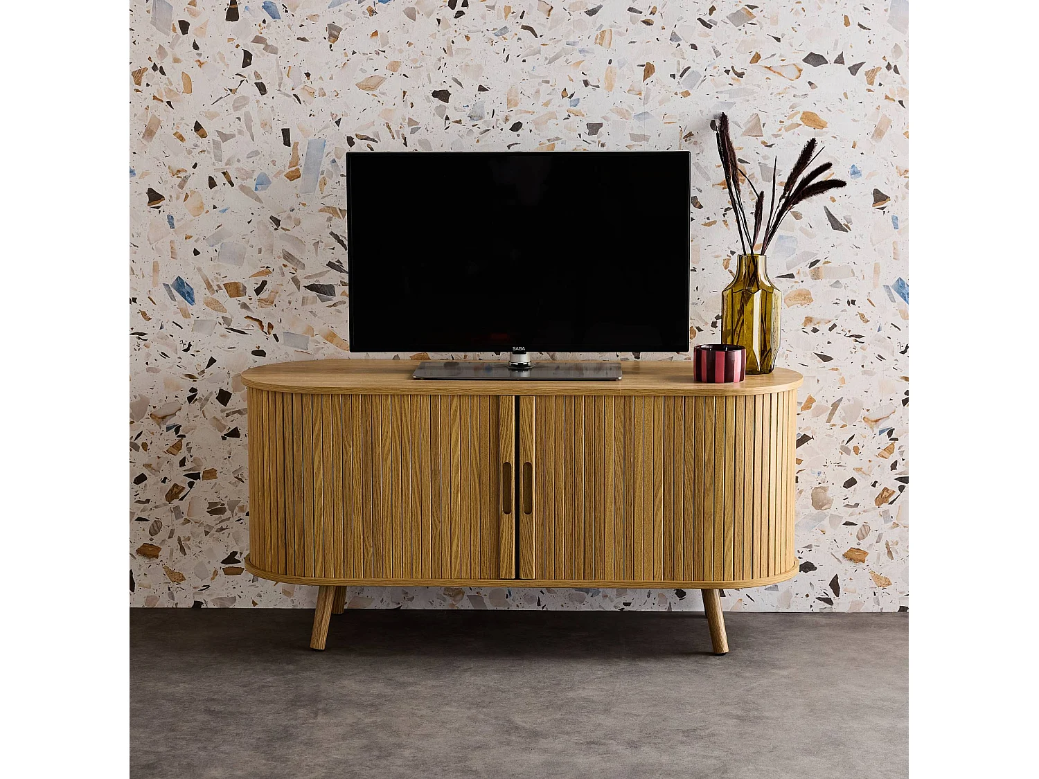 Meuble TV scandinave 2 portes coulissantes. 4 compartiments. décor bois rainuré naturel. L120 x 40 x 57 cm