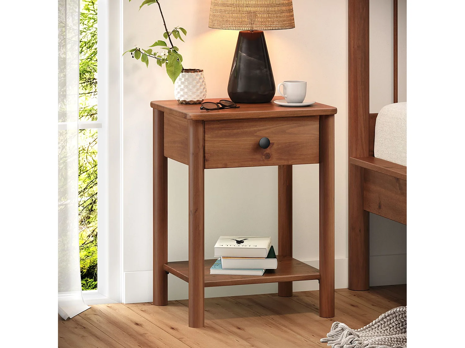 Table de chevet APOANA avec 1 tiroir et 1 tablette, dimensions montées 45 x 55 x 35 cm, pin massif brun foncé, style naturel