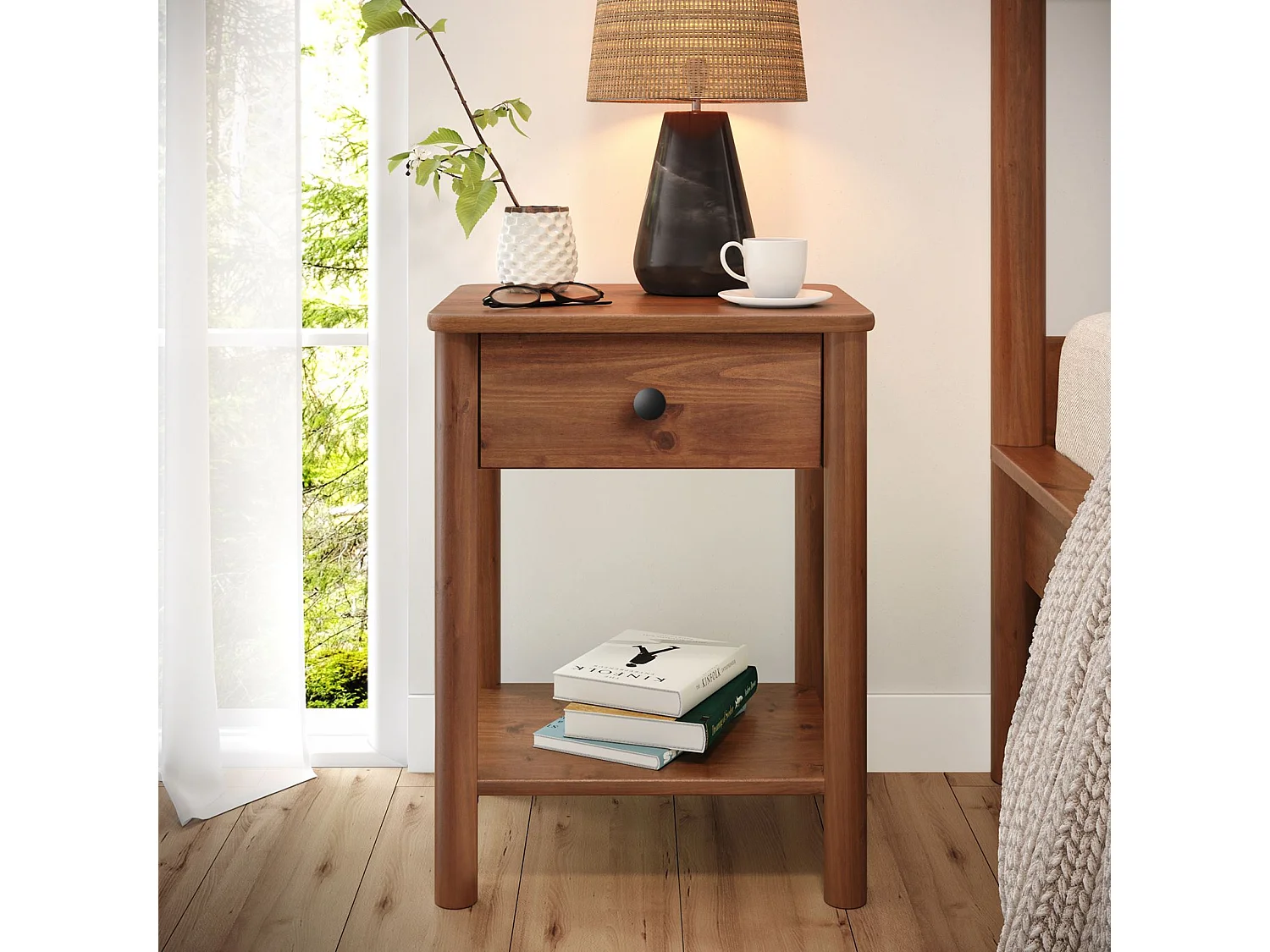 Table de chevet APOANA avec 1 tiroir et 1 tablette, dimensions montées 45 x 55 x 35 cm, pin massif brun foncé, style naturel