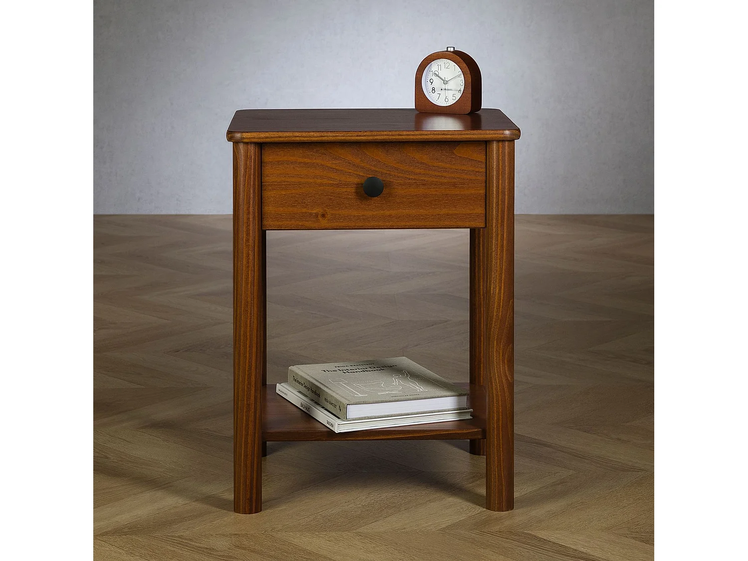 Table de chevet APOANA avec 1 tiroir et 1 tablette, dimensions montées 45 x 55 x 35 cm, pin massif brun foncé, style naturel