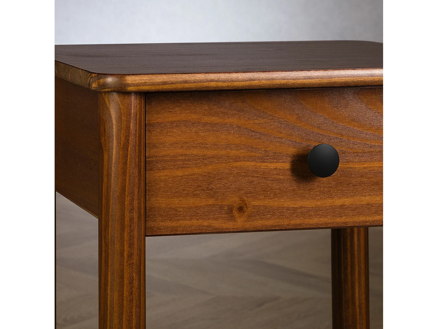 Table de chevet APOANA avec 1 tiroir et 1 tablette, dimensions montées 45 x 55 x 35 cm, pin massif brun foncé, style naturel