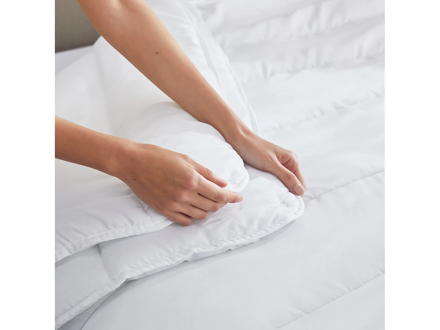Couette de 280 x 240 cm en fibre creuse siliconée (polyester) de 5 cm - ACTION de PIKOLIN HOME