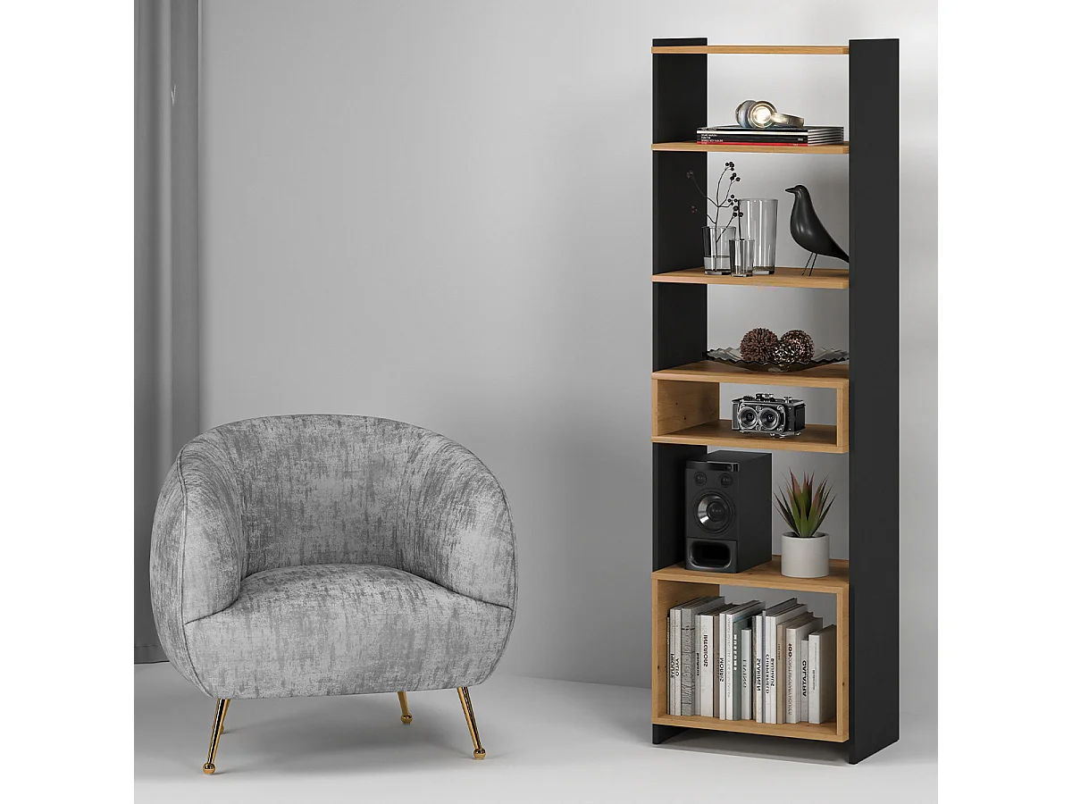 Tara Wood en zwarte boekenkast met 7 planken