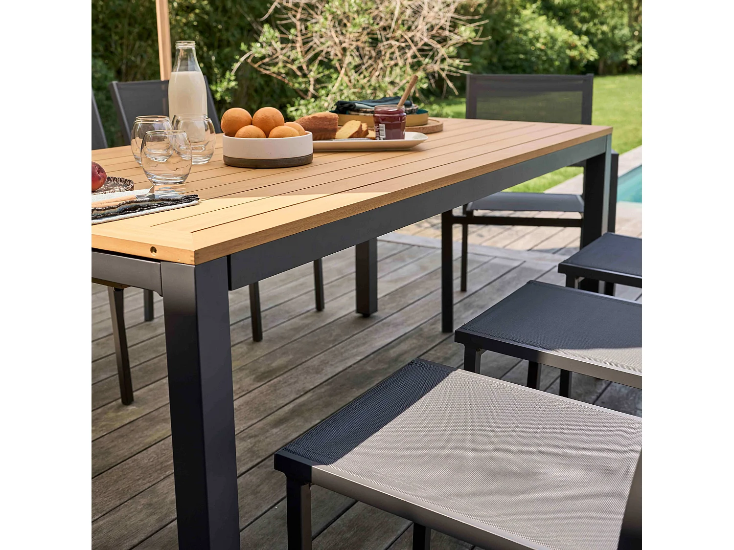 Table de terrasse rectangulaire extensible 180/240 cm bois et noir
