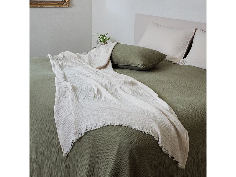 Plaid 180x240 cm en mousseline de coton collection PAROS vert mousse
