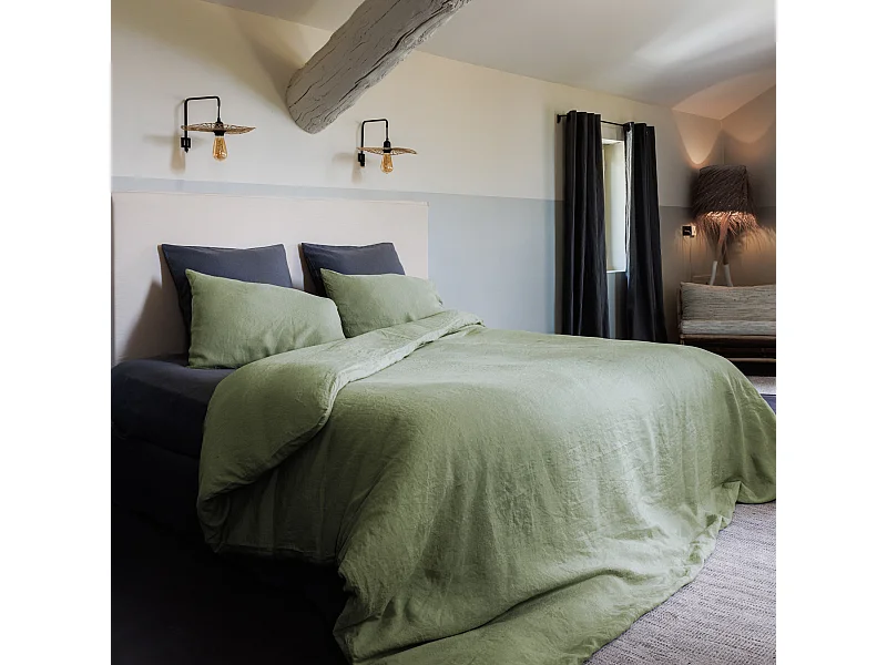 Parure de lit 260x240 cm et 50x70 cm collection OPERA vert mousse 3 pièces