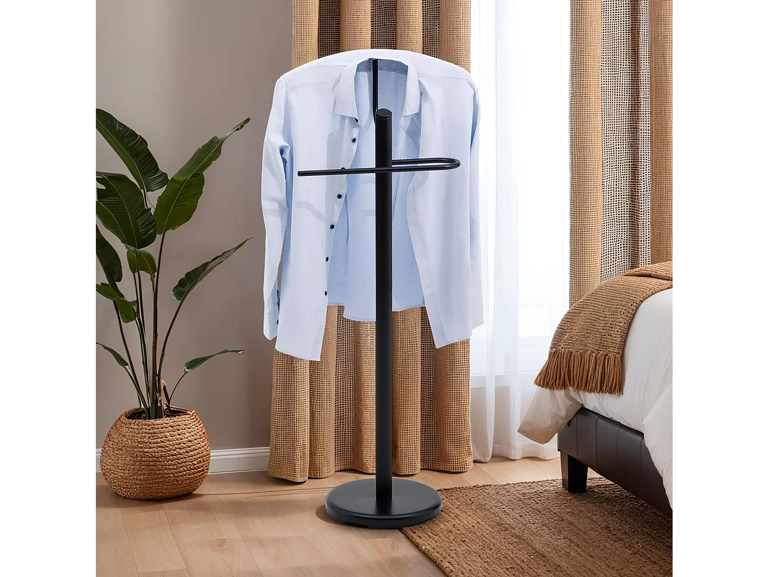 Valet de chambre ASMO, portant à vêtement avec structure en métal laqué noir