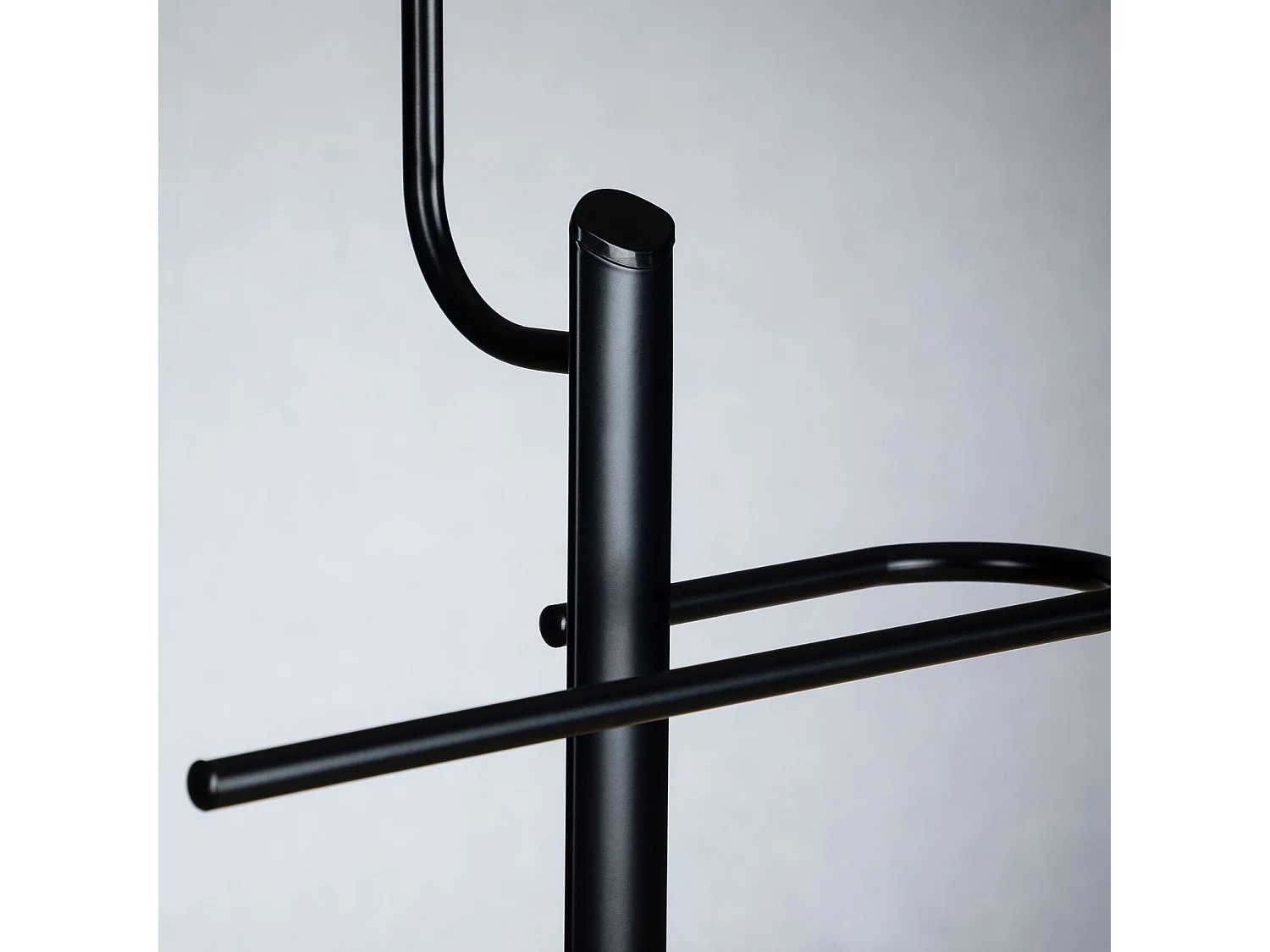 Valet de chambre ASMO, portant à vêtement avec structure en métal laqué noir