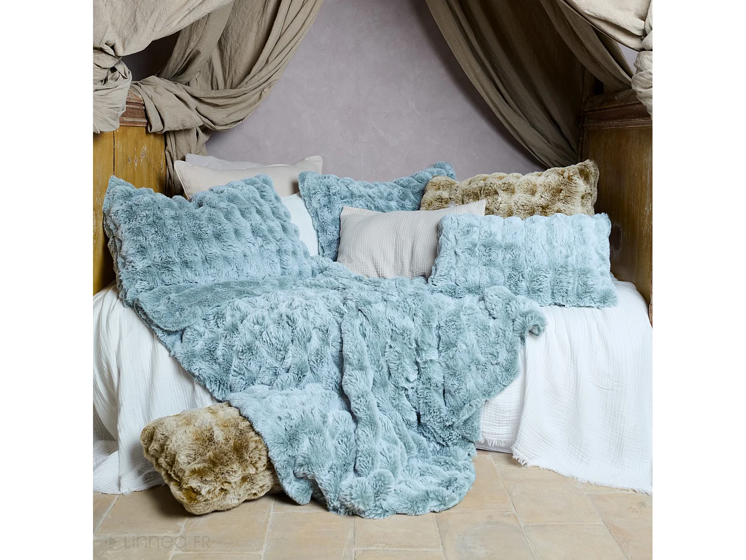 Housse de coussin fausse fourrure 55x80 cm ASTRAKAN bleu glacier