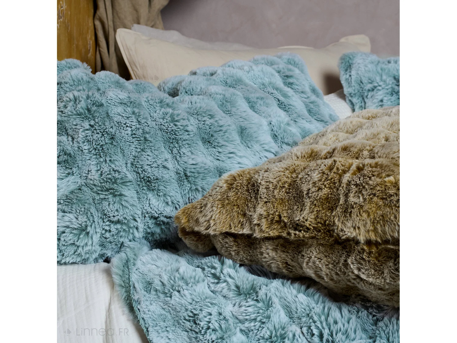 Housse de coussin fausse fourrure 55x80 cm ASTRAKAN bleu glacier