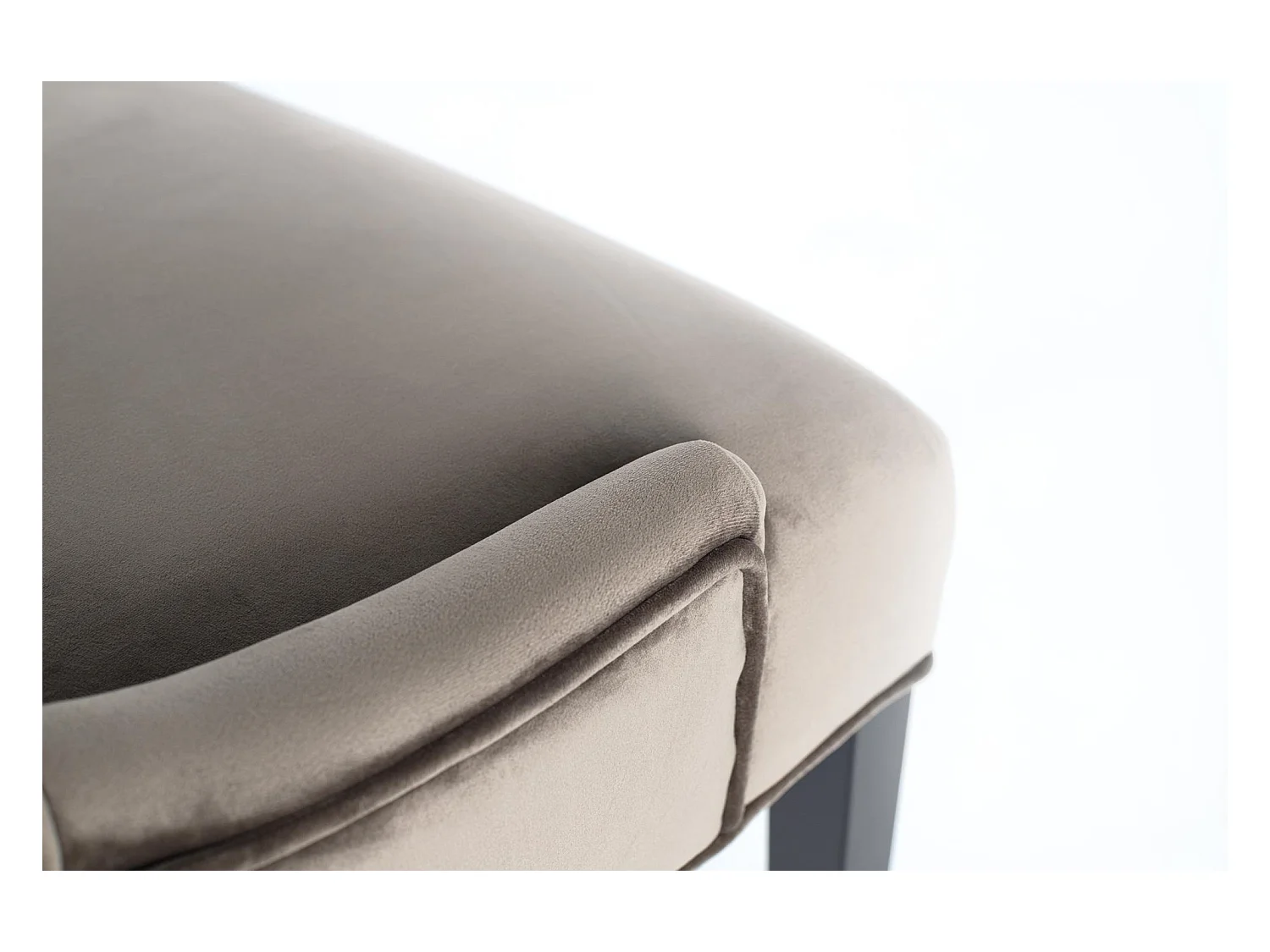 Ensemble de 4 chaises recouvertes de polyester finition velours