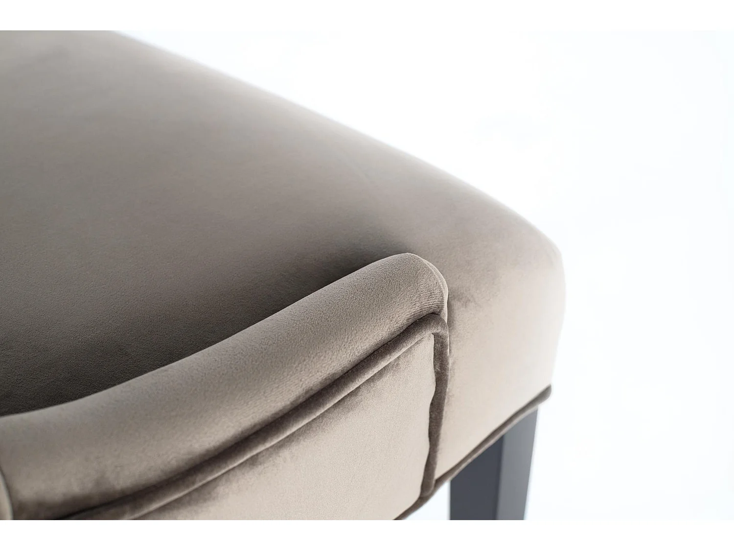 Ensemble de 4 chaises recouvertes de polyester finition velours