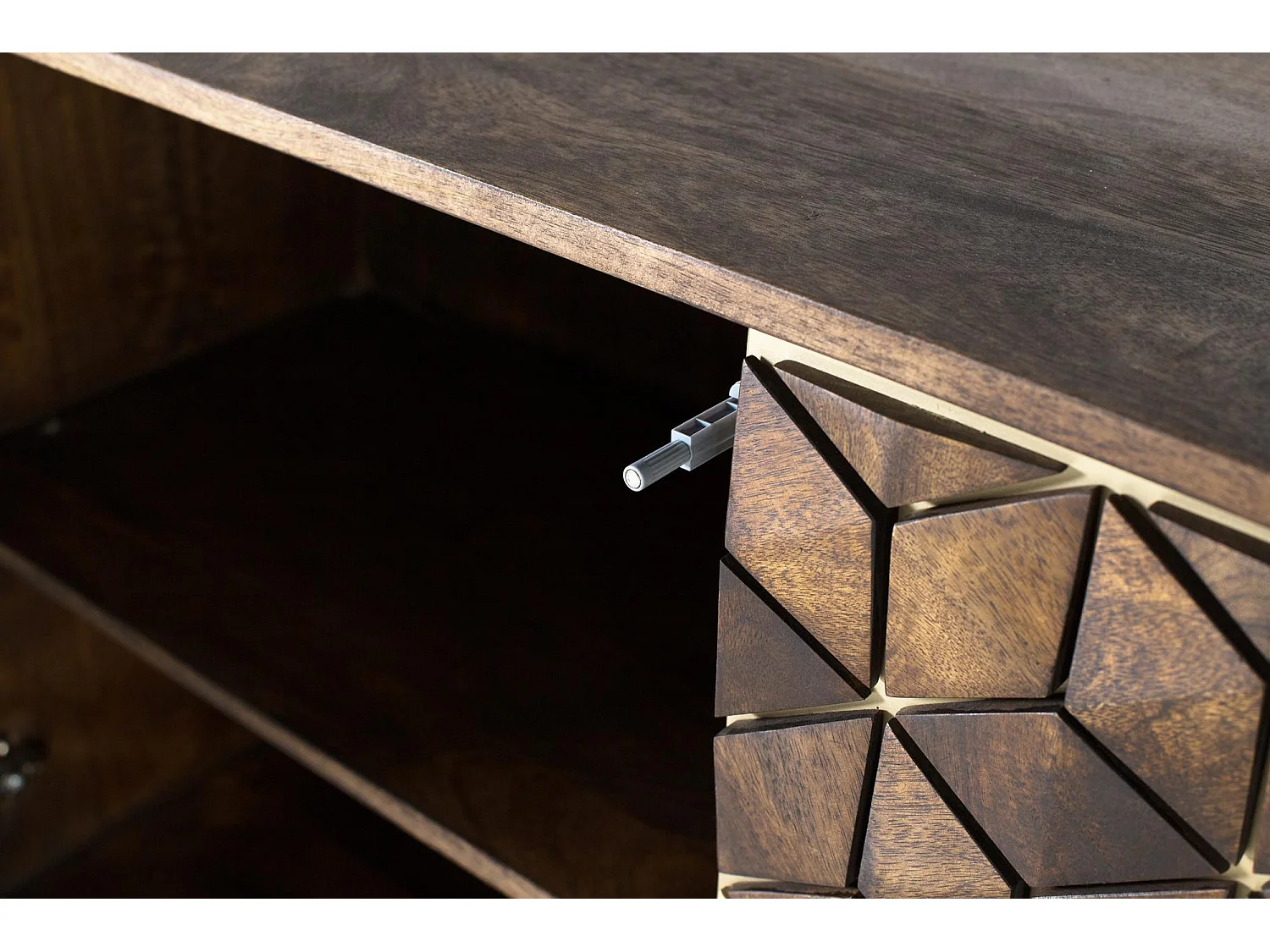 Buffet manguier et métal sophistiqué en noyer et doré