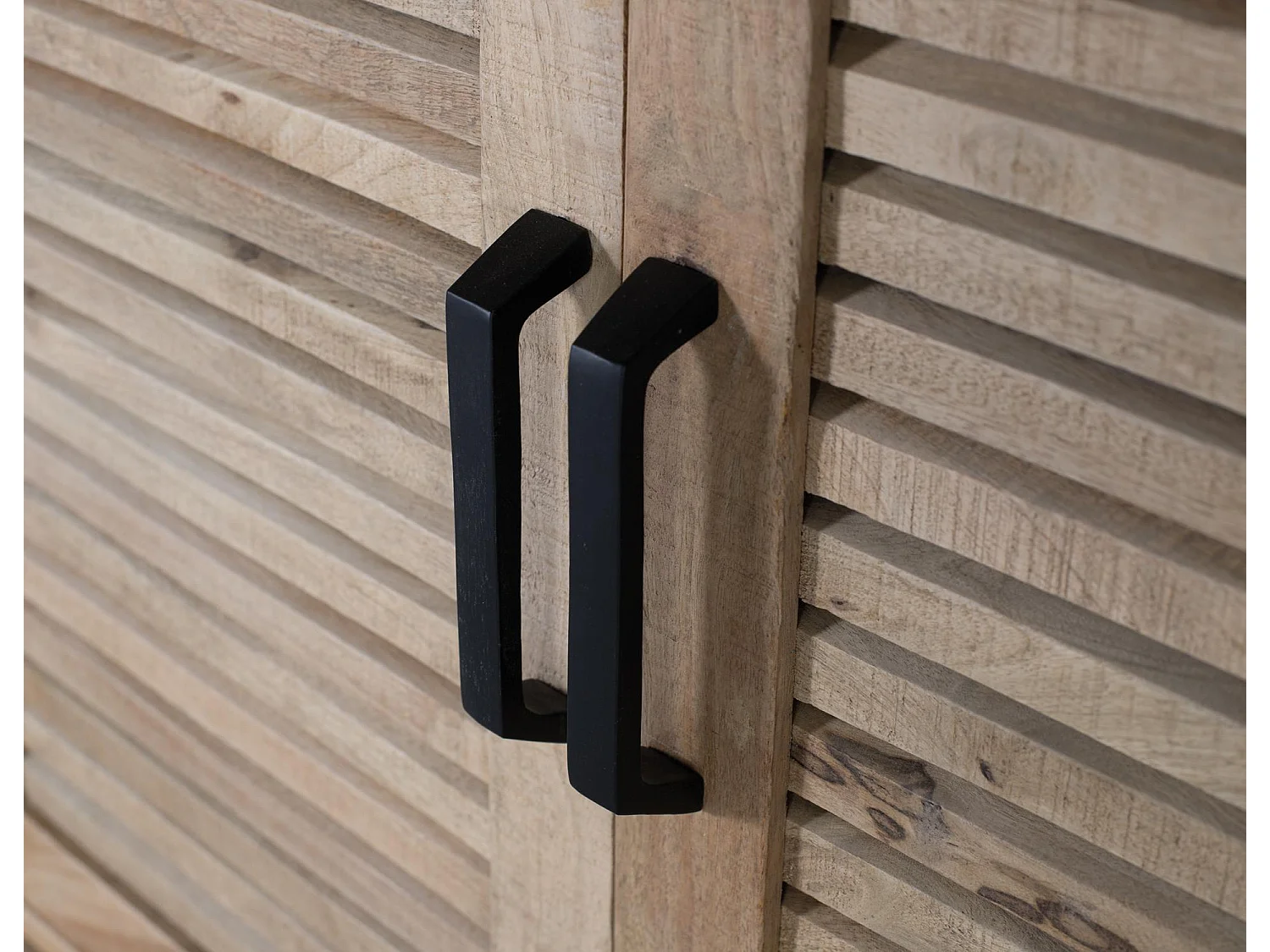 Credenza in legno massello di mango dal fascino naturale