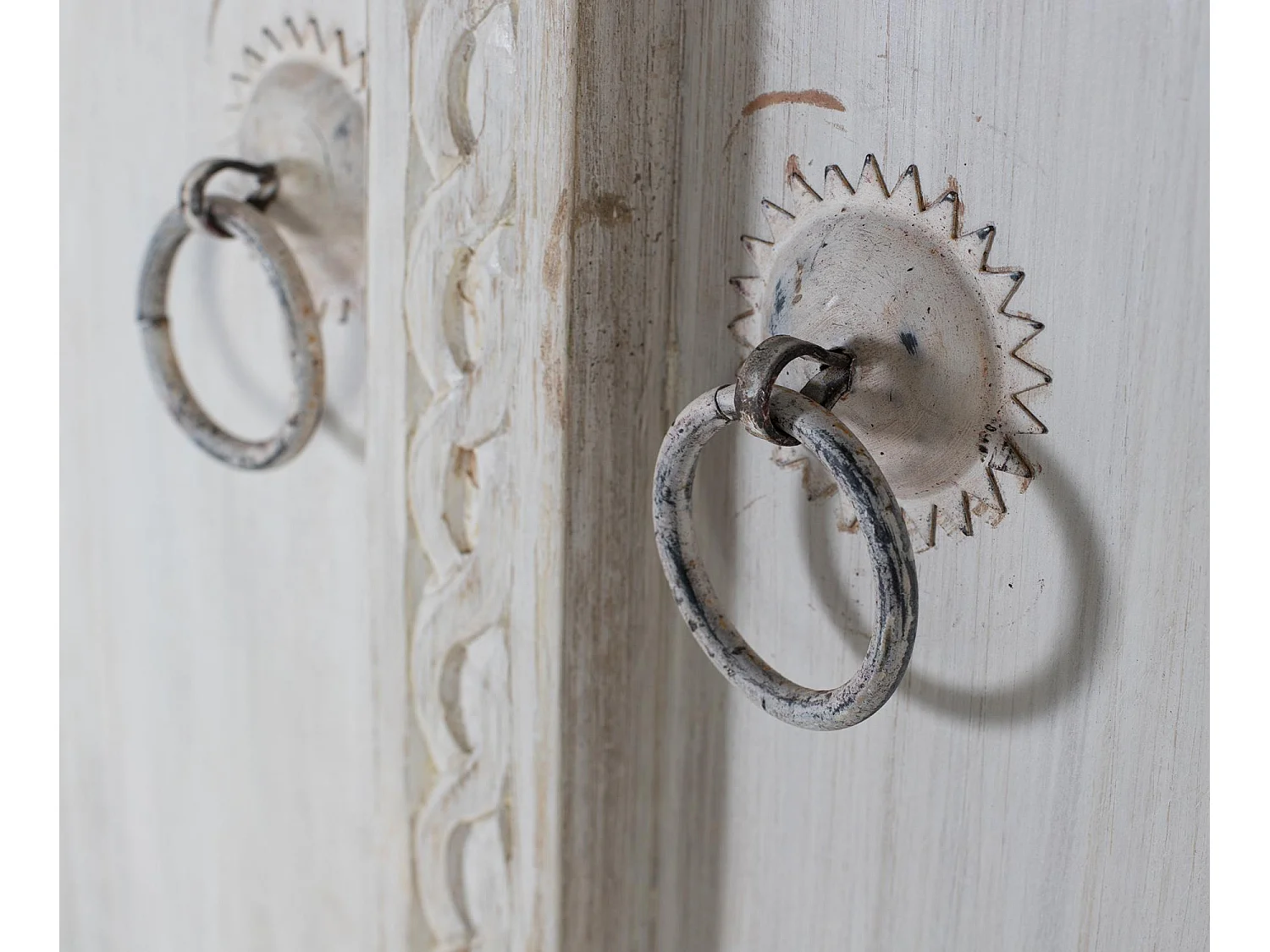 Armoire à 2 portes fabriquée à la main en bois de manguier