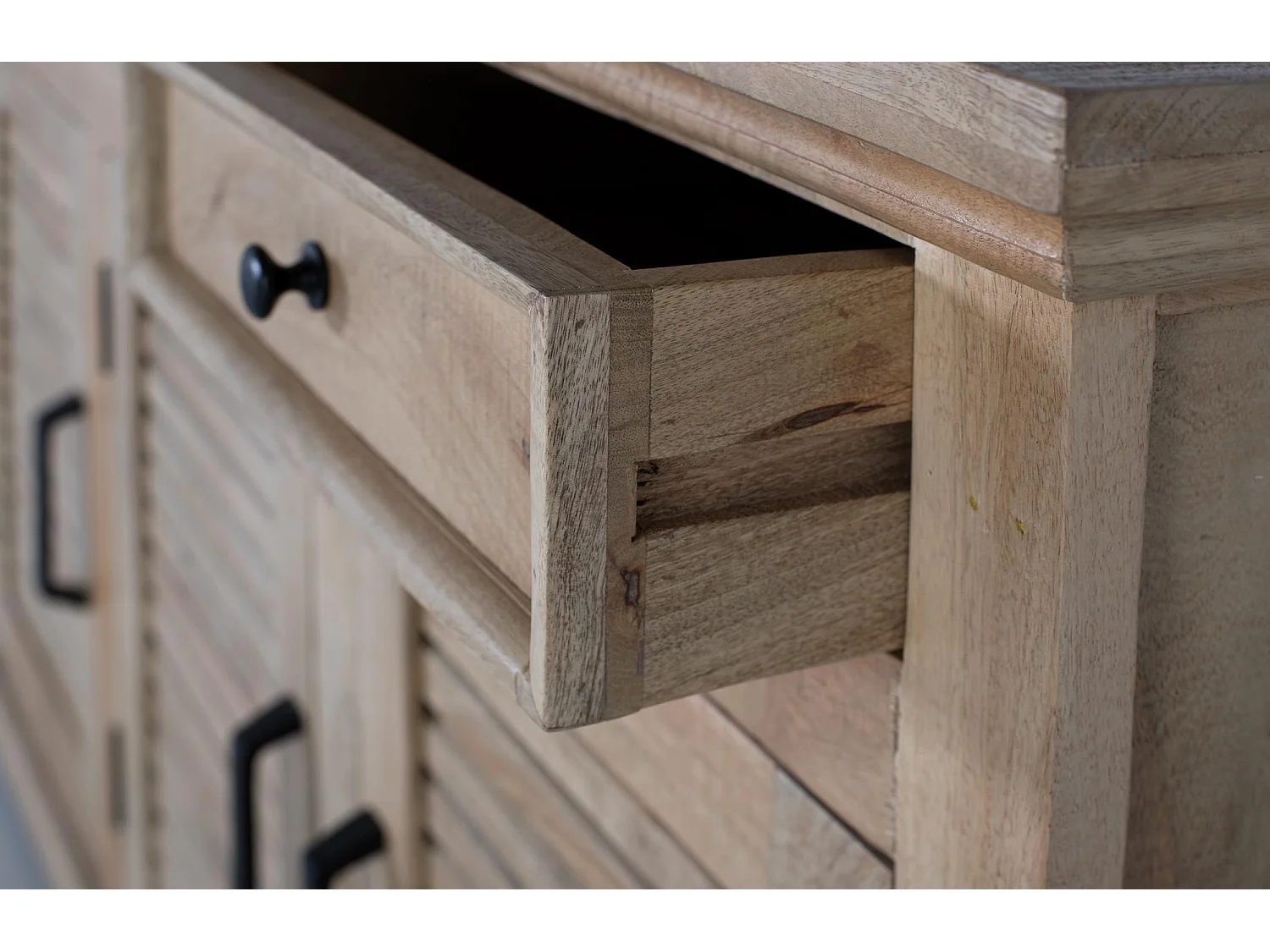 Robustes Sideboard aus massivem Mangoholz mit authentischer Schönheit