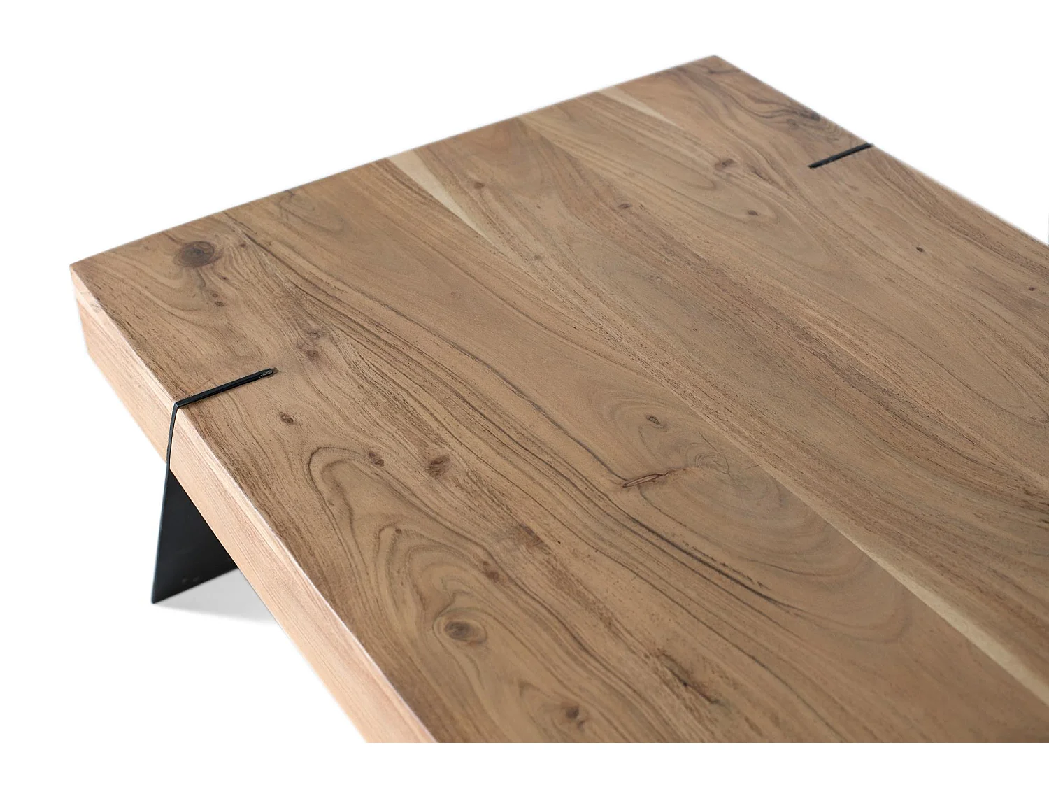 Base da mesa em acácia e metal com tonalidade natural