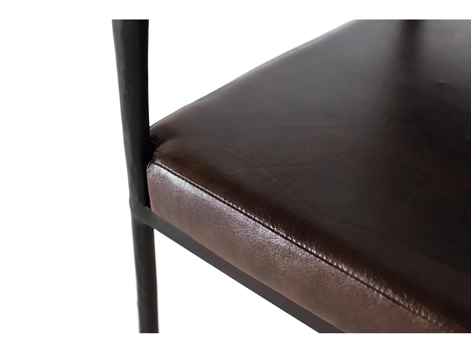 Chaise recouverte de cuir naturel marron et pieds en métal