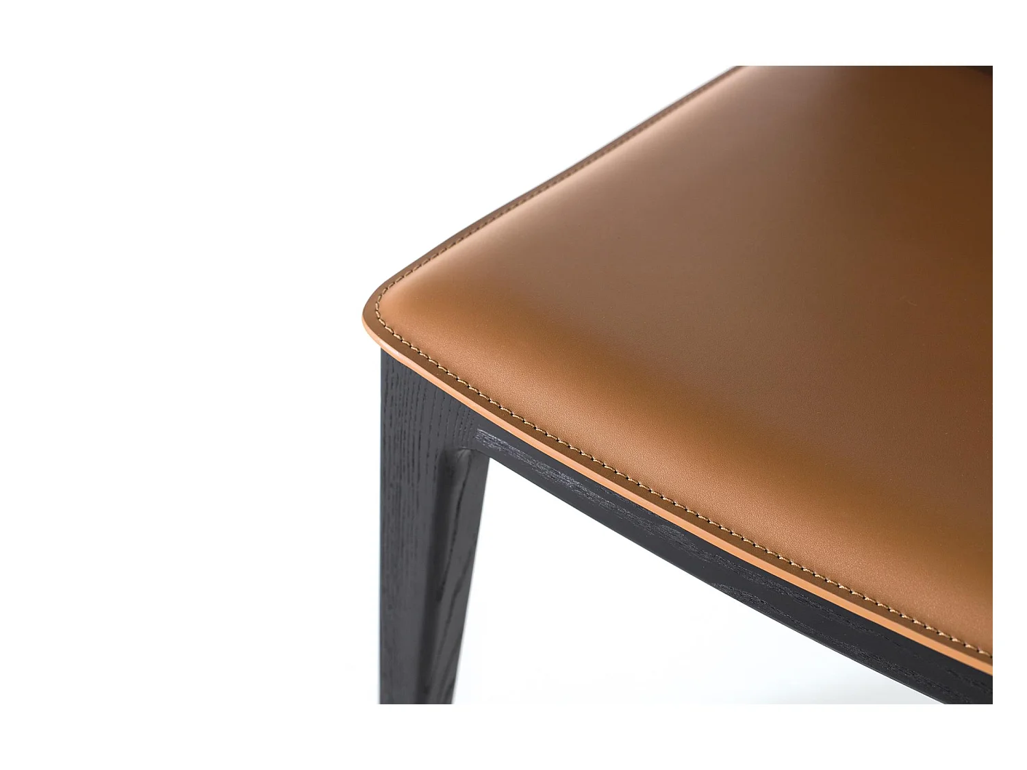 Komplet 4 krzeseł obitych skórą ekologiczną i z czarnymi nogami