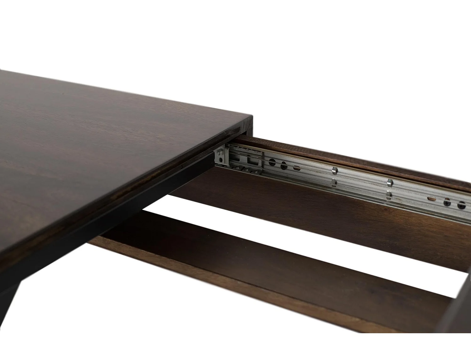 Mesa extensível com estrutura em madeira maciça e pés de metal.