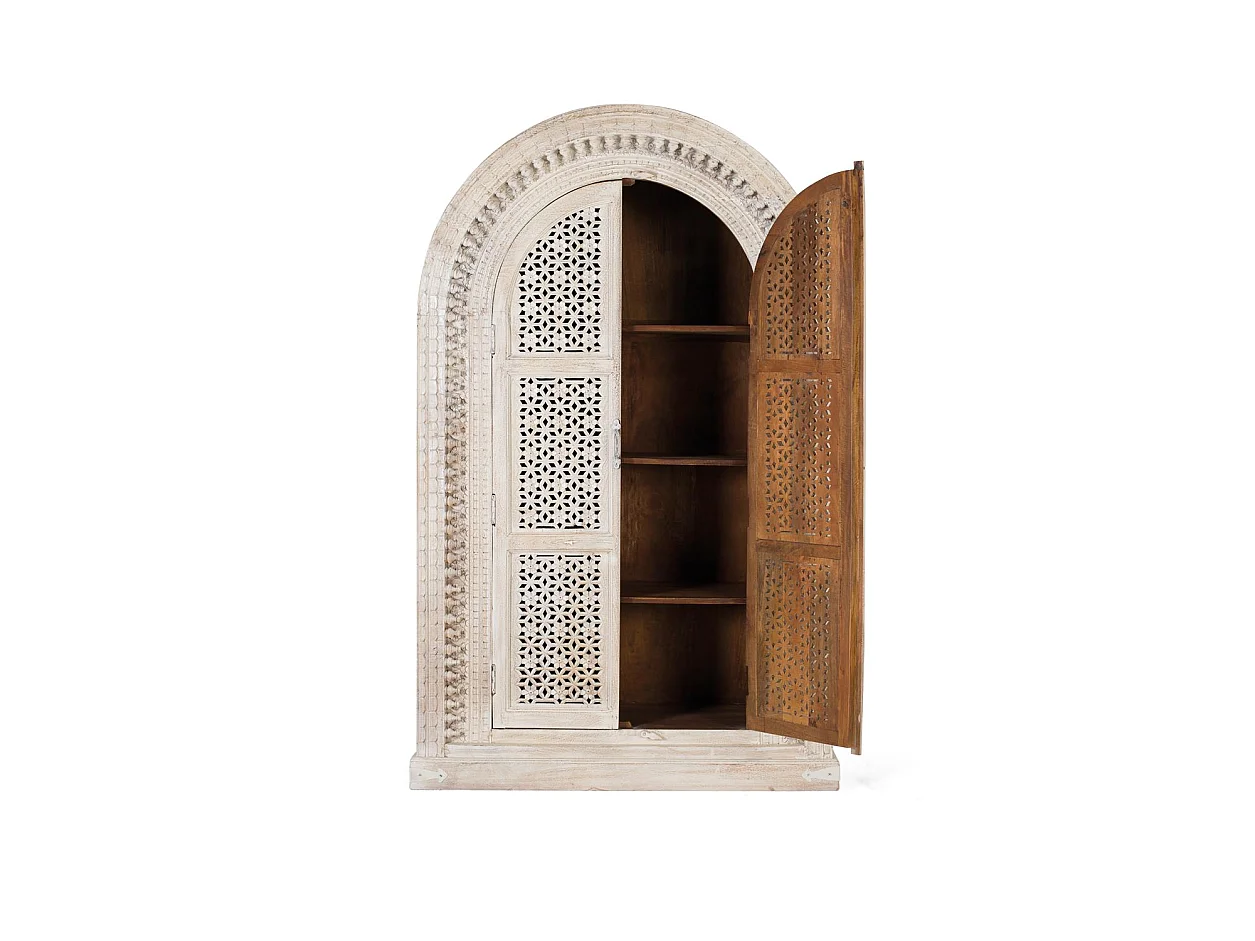 Hvitkalket garderobe i mangotre