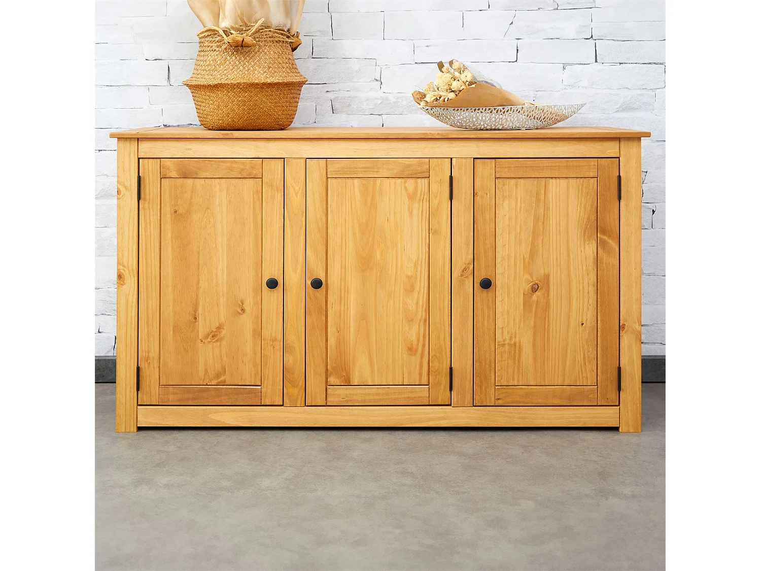 Buffet salle à manger CANCUN L 135 cm en bois massif finition laquée avec 3 portes battantes