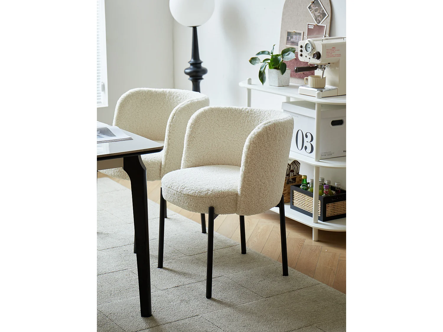 Lot de 2 chaises scandinaves en métal et bouclettes blanc