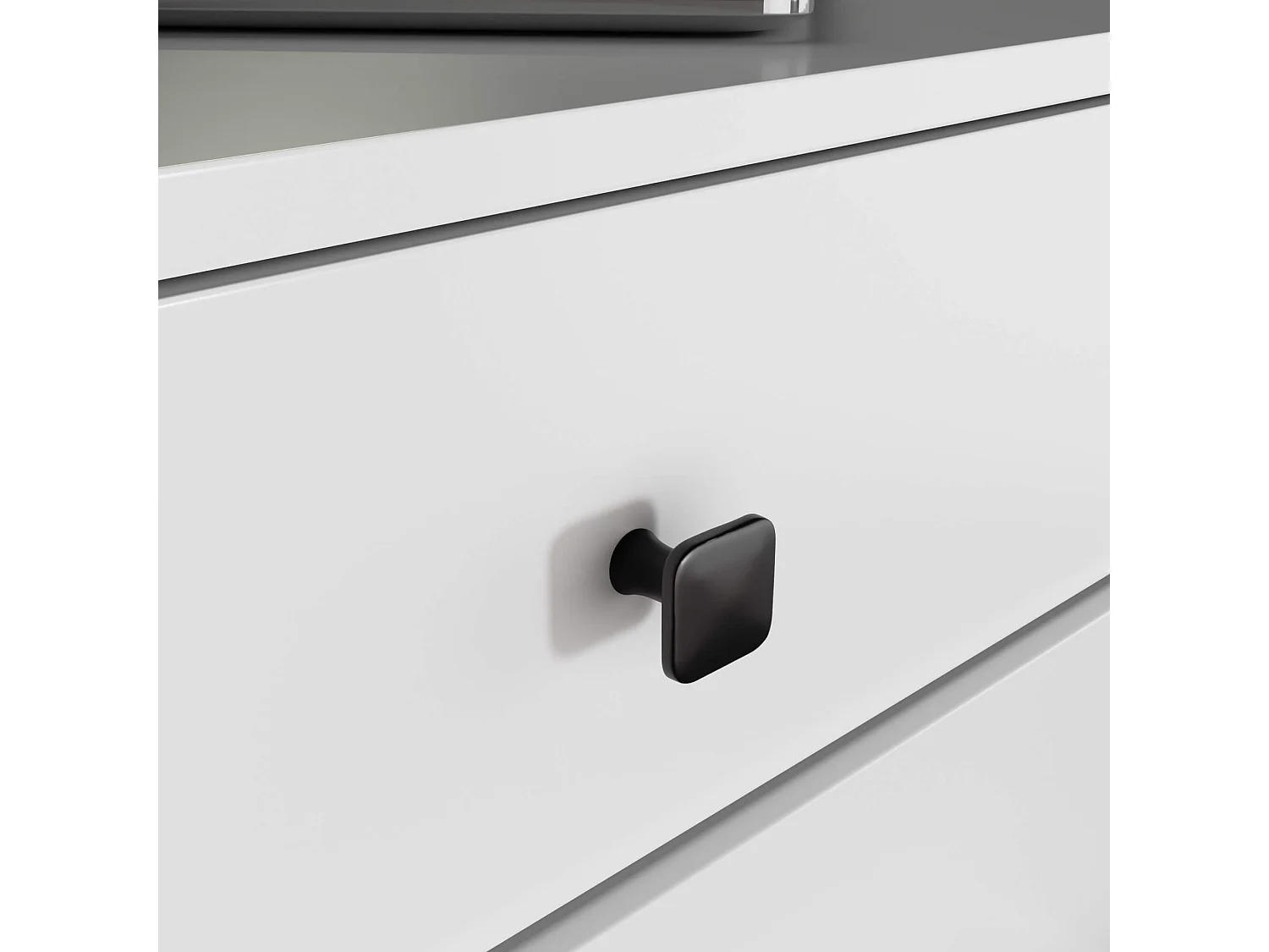 Nachtkastje MOBI met 4 Lades / AKORD Furniture Factory / Wit met Zwarte Handgrepen / 60 x 73 x 37 cm