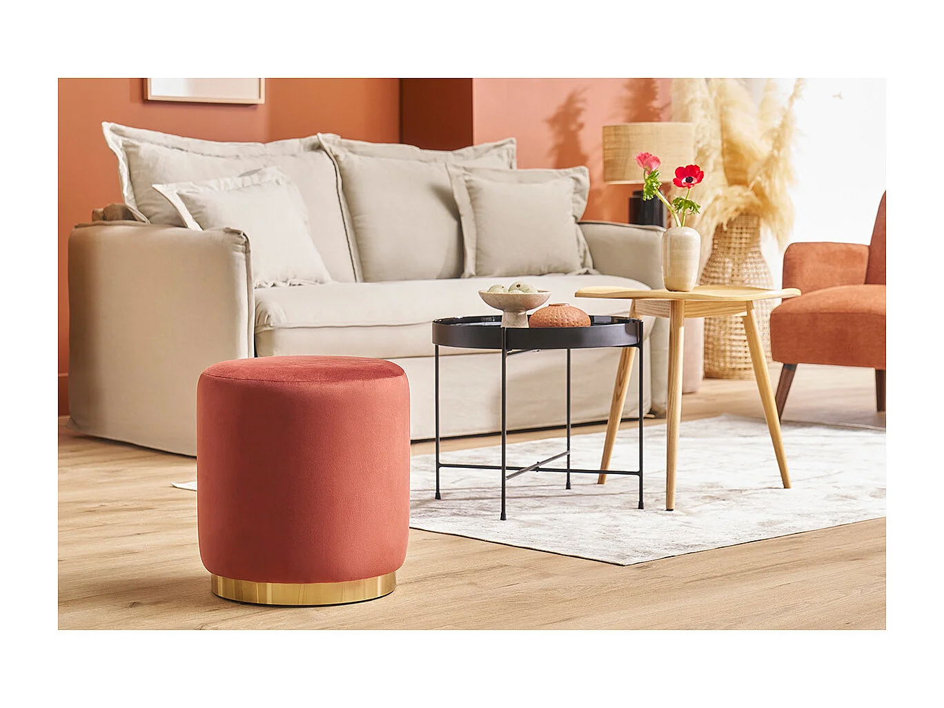 Pouf rond en velours rouge tomette et métal doré D40 cm AMAYA