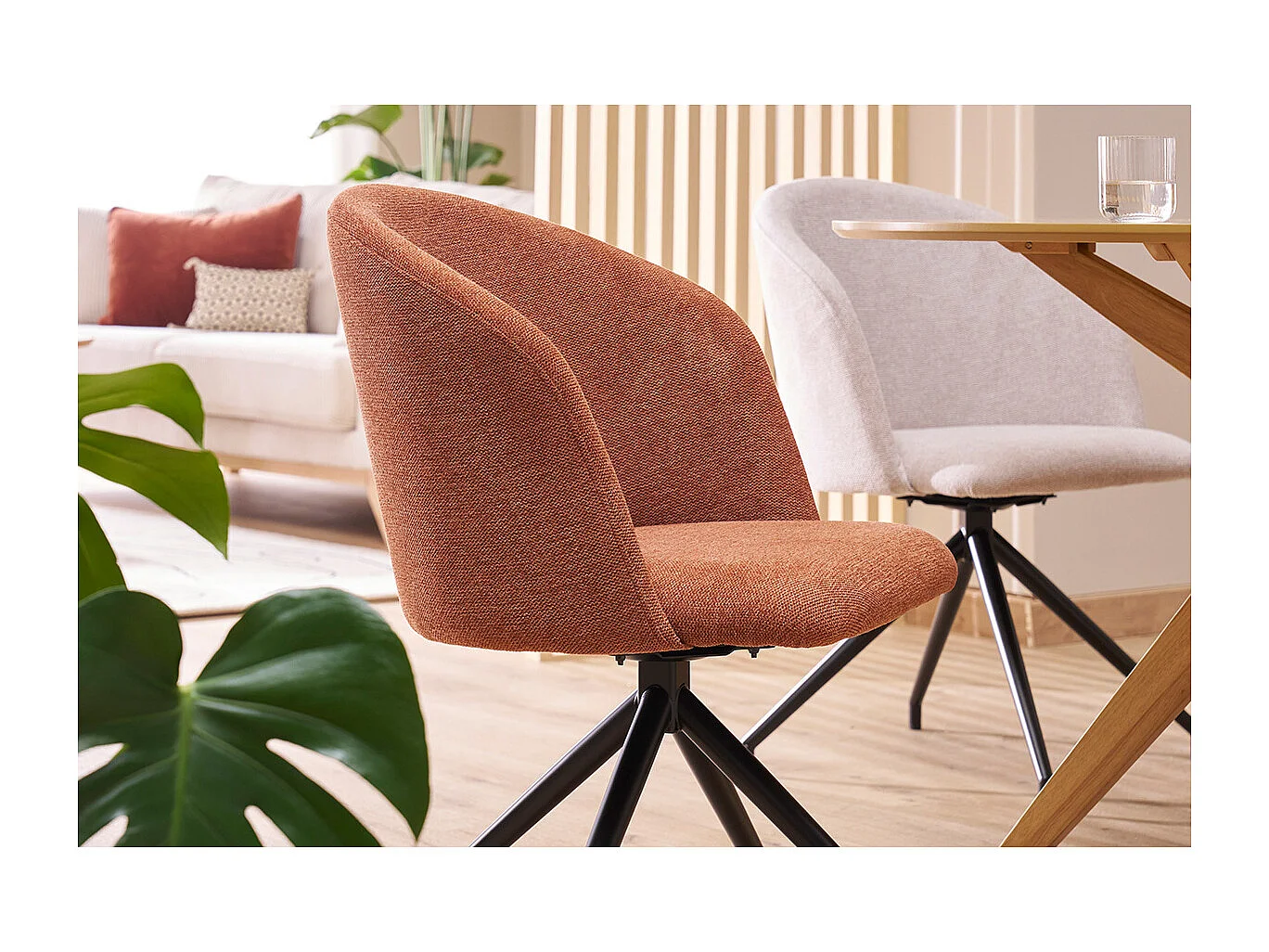 Chaise design pivotante 360° en tissu effet velours texturé terre brulée et métal noir VANITY