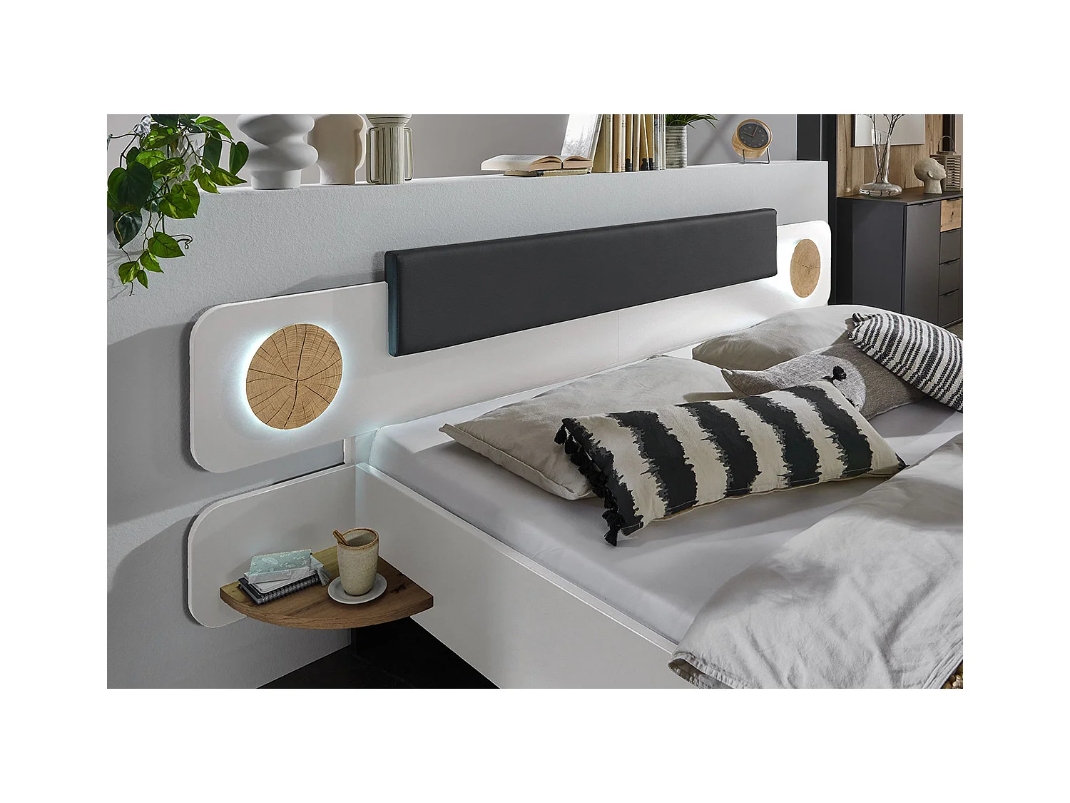 Ensemble de chambre à coucher complète coloris blanc, rechampis imitation bois