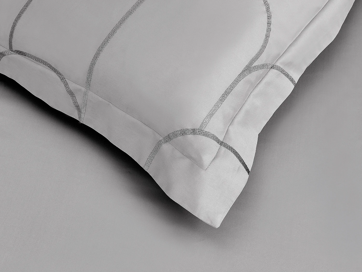 Parure de lit brodée en satin 100% coton 120 fils/cm² - Housse de couette 240 x 260 cm + 2 taies d'oreiller 65 x 65 cm - Gris - RIVANA de PALACIO