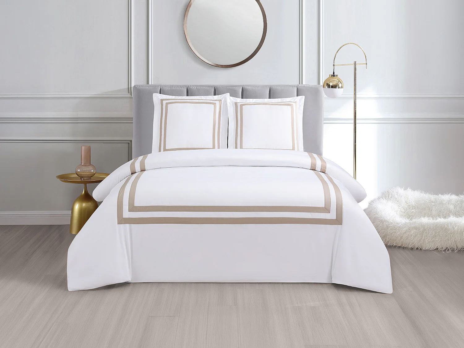 Parure de lit en satin 100% coton 120 fils/cm² - Housse de couette 240 x 260 cm + 2 taies d'oreiller 65 x 65 cm - Blanc bordure taupe - ELORA de PALACIO