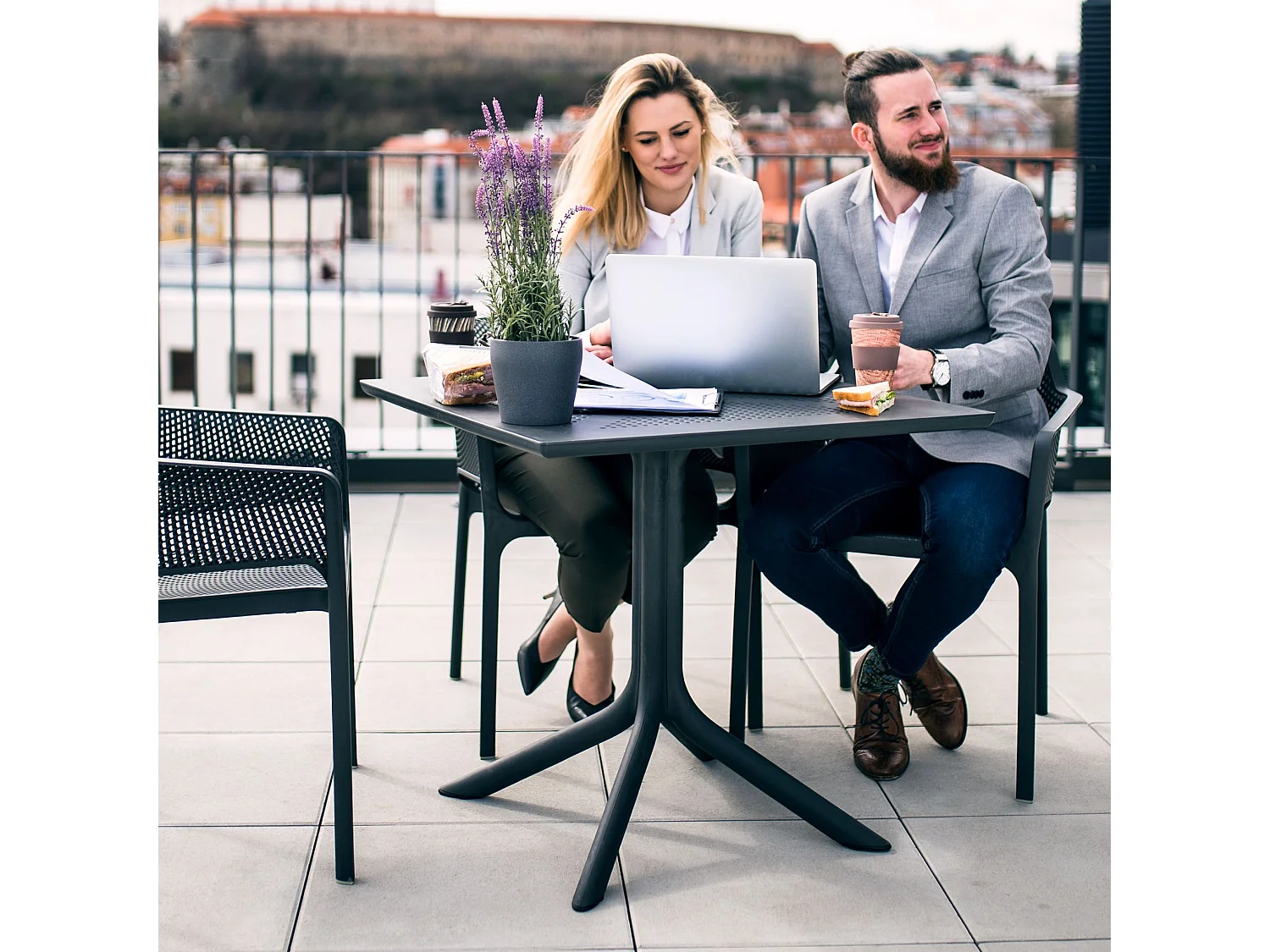 MilaniHome.it - tavolo da giardino in polipropilene di design per esterno giardino cm 70 l x 70 p x 75 hdi coloreAntracite