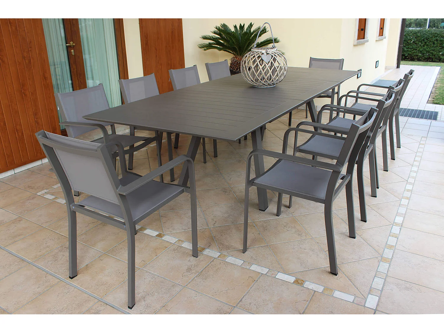 MilaniHome.it - Poltrona Impilabile In Alluminio Taupe Da Esterno Giardino, Per Ristorante Agriturismo Albergo Hoteldi coloreTaupe