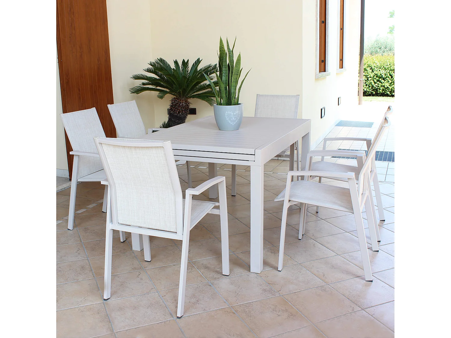 MilaniHome.it - Poltrona Sedia Impilabile In Alluminio Tortora E Textilene Beige Da Esterno Bar Pub Ristorante Agriturismo Pasticceria Albergo Hoteldi coloreTortora