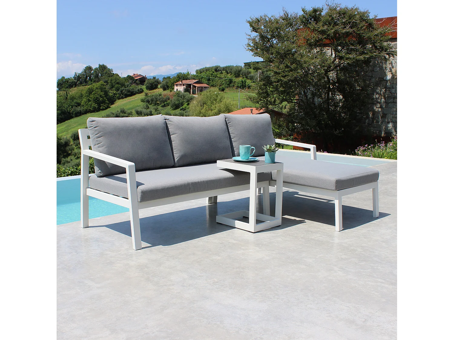MilaniHome.it - divano con tavolino da esterno in alluminio di design per esterno giardino Divano: cm 70/135x75/140x75 h Tavolino: cm 32x40x53 hdi coloreGrigio