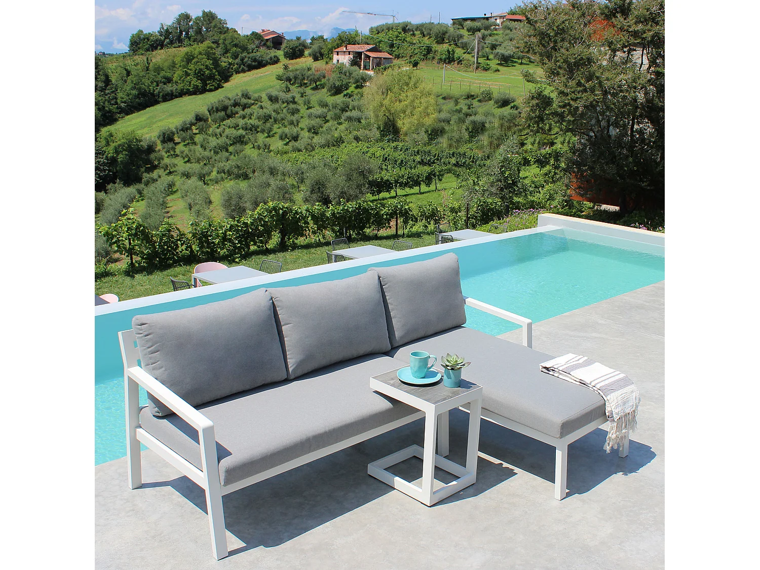 MilaniHome.it - divano con tavolino da esterno in alluminio di design per esterno giardino Divano: cm 70/135x75/140x75 h Tavolino: cm 32x40x53 hdi coloreGrigio