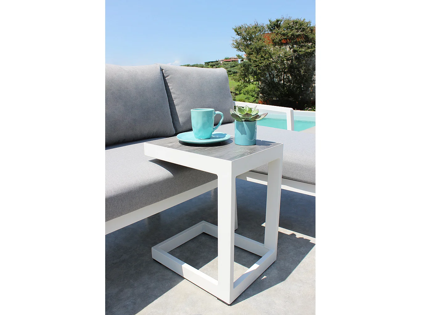 MilaniHome.it - divano con tavolino da esterno in alluminio di design per esterno giardino Divano: cm 70/135x75/140x75 h Tavolino: cm 32x40x53 hdi coloreGrigio
