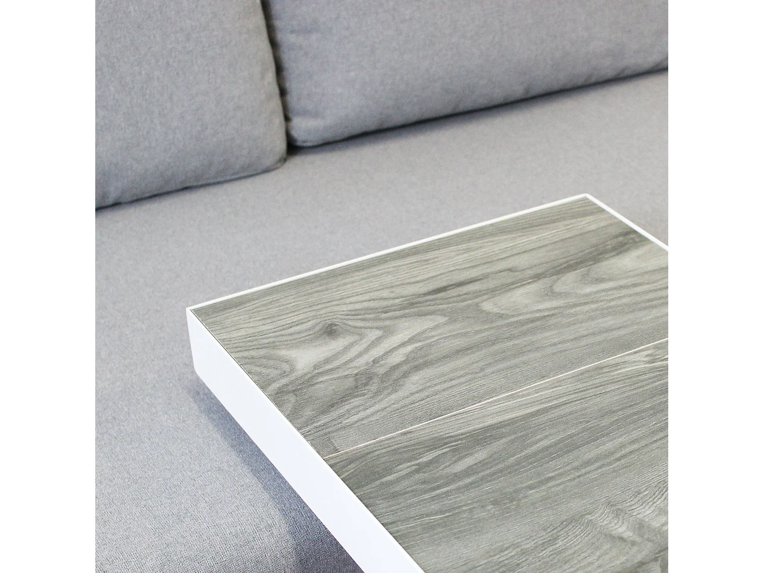 MilaniHome.it - divano con tavolino da esterno in alluminio di design per esterno giardino Divano: cm 70/135x75/140x75 h Tavolino: cm 32x40x53 hdi coloreGrigio