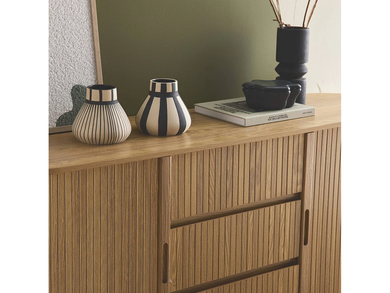 Buffet scandinave ovale 2 portes coulissantes. 4 compartiments. 3 tiroirs. décor bois rainuré. teinte naturelle. L 150 x P 40 x H 79cm